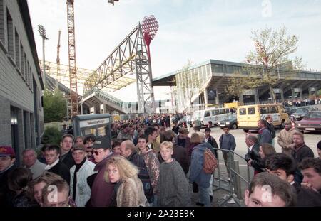 Dortmund, Allemagne. 26 Sep, 2019. firo : 05/1996 Football, 1995/1996 1.Bundesliga : BVB Borussia Dortmund WESTFALENSTADION, FAns la queue à l'office pour acheter des cartes devant le site de construction, le stade Signal Iduna Park, vue extérieure | Conditions de crédit dans le monde entier : dpa/Alamy Live News Banque D'Images