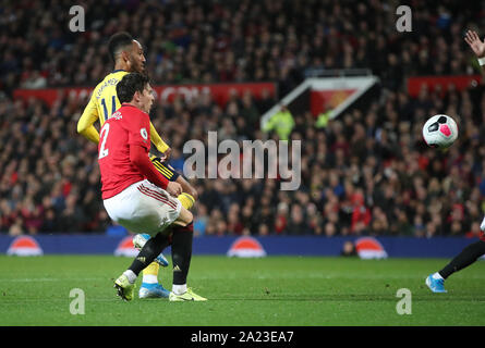 Pierre-Emerick Aubameyang d'Arsenal du côté marque son premier but du jeu au cours de la Premier League match à Old Trafford, Manchester. Banque D'Images