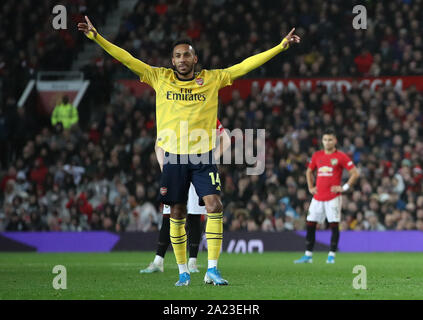 Pierre-Emerick Aubameyang d'Arsenal célèbre du côté marquant son premier but du jeu après un VAR examen pendant la Premier League match à Old Trafford, Manchester. Banque D'Images