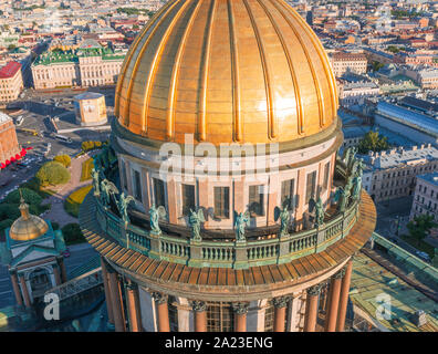 Vue aérienne dome et toit de la Colonnade de la Cathédrale St Isaac, donnant sur la partie historique de la ville Saint-pétersbourg Banque D'Images