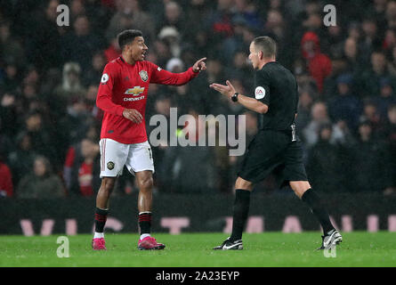 Manchester United, Jesse Lingard parle à l'arbitre Kevin ami au cours de la Premier League match à Old Trafford, Manchester. Banque D'Images