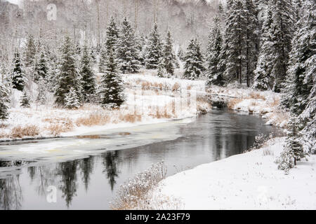 Le ruisseau Junction au début de l'hiver avec de la neige fraîche, le Grand Sudbury, Ontario, Canada Banque D'Images