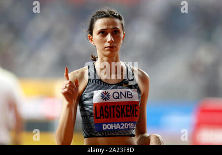 Lasitskene neutre autorisé Mariya Athlète célèbre remportant la médaille d'or en saut en hauteur pendant quatre jours de la es Championnats du Monde au Khalifa International Stadium, Doha, Qatar. Banque D'Images