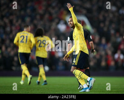 Pierre-Emerick Aubameyang d'Arsenal célèbre du côté marquant son premier but du jeu après un VAR examen pendant la Premier League match à Old Trafford, Manchester. Banque D'Images