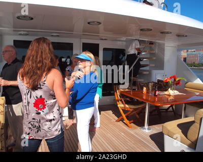 Rassemblement de personnes pour se rencontrer sur location sur un après-midi ensoleillé. Banque D'Images