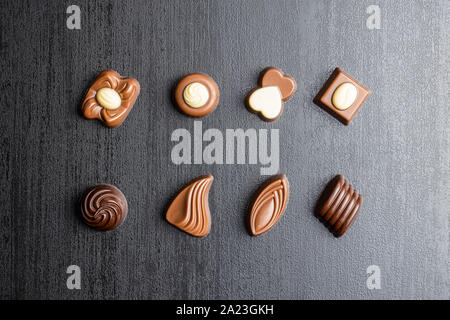 Chocolat pralines différentes sur le tableau noir. Vue d'en haut. Banque D'Images