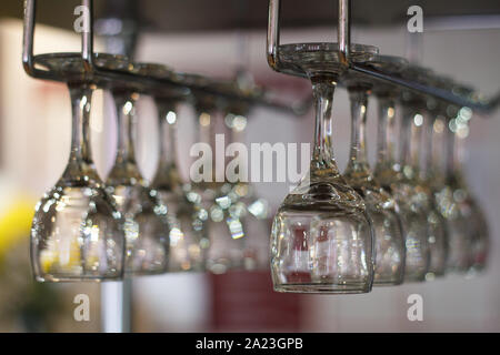 De nombreux verres propres accrocher sur un support en bar, selective focus Banque D'Images