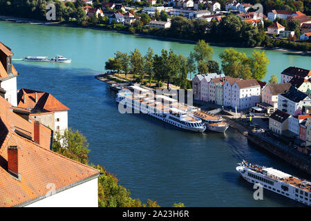 Vue aérienne vers la vieille ville de Passau et sa Veste Oberhaus château Banque D'Images