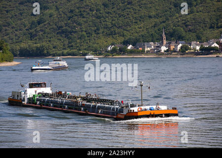 Les navires de charge sur le Rhin, dans la vallée du Haut-Rhin moyen, cargos, hauteur du village Boppard, Allemagne Banque D'Images