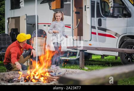 RV Camping famille Voyage par la route. La famille caucasienne. Le père et sa fille s'amusant en face de camp. Véhicule de Loisirs. Banque D'Images