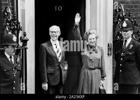 Margaret Thatcher avec son mari Denis, sur les mesures de No 10 Downing Street après avoir remporté un deuxième mandat. 10 juin 1983. Banque D'Images