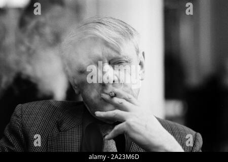 Anthony Burgess, 1917 - 1993. Auteur d'Orange Mécanique. Fumer un cigare, Mai, 1985. Banque D'Images