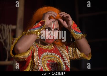 Allahabad, Inde. Sep 30, 2019. Un artiste indien d'être habillé comme le caractère de Ramleela avant de procéder à son personnage lors d'un théâtre traditionnel 'Ramleela" racontant la vie de Rama organisé par le comité de Katra Ramleela pour célébrer le festival de Dussehra à Allahabad le lundi 30 septembre, 2019. Tenu à la fin de la Navratri (9 nuits) Festival de Dussehra, symbolise la victoire du bien sur le mal dans la mythologie Hindoue. (Photo de Prabhat Kumar Verma/Pacific Press) Credit : Pacific Press Agency/Alamy Live News Banque D'Images