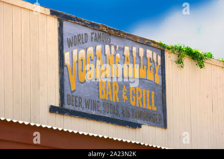 Célèbre Vogan's Alley Bar and Grill sign in Tombstone, en Arizona Banque D'Images