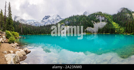 Panorama de montagne de jour avec de beaux lacs alimentés par des glaciers Turquoise. Joffre Lakes Provincial Park, British Columbia, Canada Banque D'Images