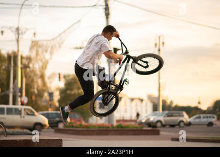 Le mec sur le BMX, effectuant un tour, sauts jusqu'à partir de la tranchée. Banque D'Images