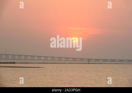 Coucher de soleil sur la baie et l'Aransas Lyndon B Johnson Causeway, Goose Island State Park, Texas, États-Unis Banque D'Images