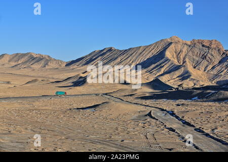 Gamme de Qimantag de l'est enneigée-Kunlun mts.from Nnal.Highway G 315 près de Huatugou. Haixi-Qinghai-Chine-0516 Banque D'Images