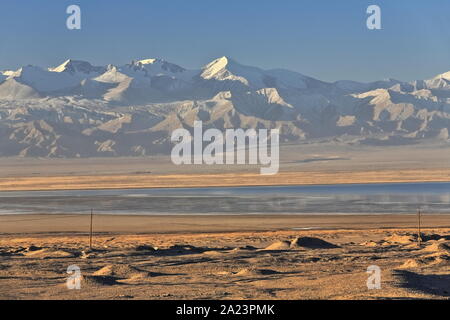 Gamme de Qimantag de l'est enneigée-Kunlun mts.from Nnal.Highway G 315 près de Huatugou. Haixi-Qinghai-Chine-0516 Banque D'Images