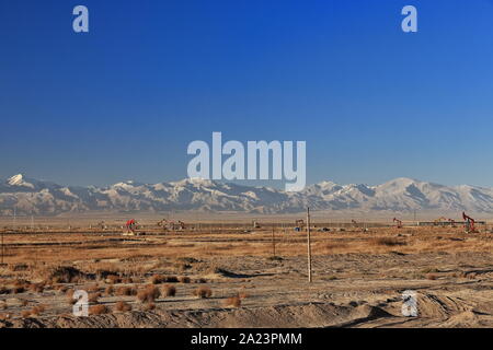 Le gisement de Qimantag-Kunlun est enneigé.-Youshashan près de la ville de Huatugou. Haixi-Qinghai-Chine-0517 Banque D'Images