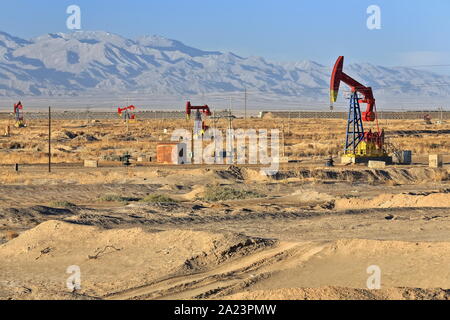 Le gisement de Qimantag-Kunlun est enneigé.-Youshashan près de la ville de Huatugou. Haixi-Qinghai-Chine-0519 Banque D'Images