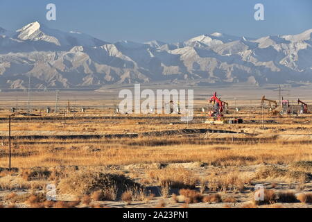 Le gisement de Qimantag-Kunlun est enneigé.-Youshashan près de la ville de Huatugou. Haixi-Qinghai-Chine-0520 Banque D'Images