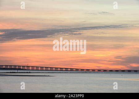 Coucher de soleil sur la baie et l'Aransas Lyndon B Johnson Causeway, Goose Island State Park, Texas, États-Unis Banque D'Images