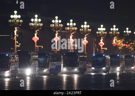 Beijing, Chine. 1 octobre, 2019. Photo prise le 1 octobre, 2019 montre la vue de la nuit de l'Avenue Chang'an à Beijing, capitale de la Chine. Credit : Tao Ming/Xinhua/Alamy Live News Banque D'Images