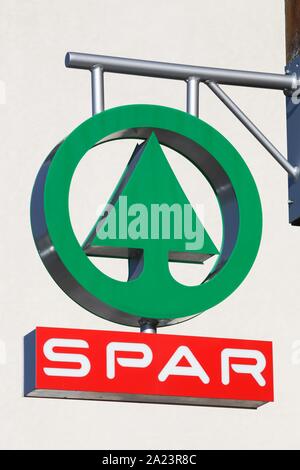 Villard de Lans, France - 12 septembre 2019 : Spar logo sur un mur. Spar est un groupe international de détaillants indépendants et autonomes Banque D'Images