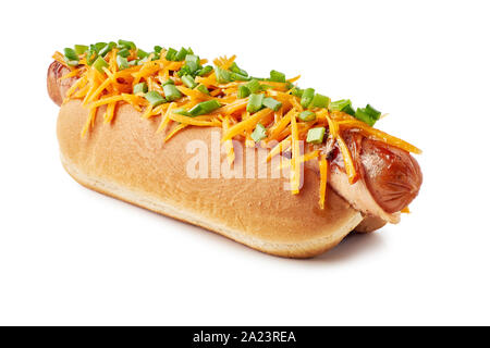 Hot dog avec du fromage et de l'oignon vert sur blanc Banque D'Images