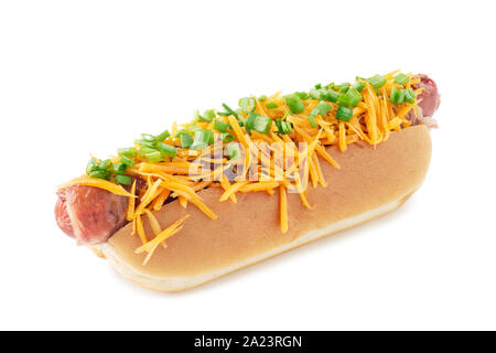 Hot dog juteux avec du fromage et de l'oignon vert sur blanc Banque D'Images