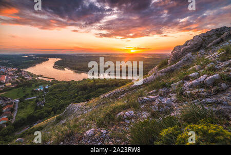 Paysage. Magnifique Coucher de soleil sur les rochers et la rivière Banque D'Images