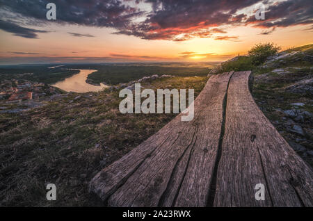 Magnifique Coucher de soleil sur Paysage avec Danube. Banc en bois en premier plan. Banque D'Images