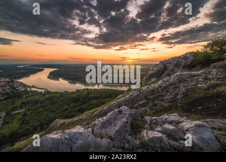 Paysage. Magnifique Coucher de soleil sur les rochers et la rivière Banque D'Images