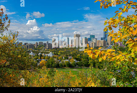 Vue panoramique du centre-ville d'Edmonton, Alberta, Canada. Prises par beau jour d'automne. Banque D'Images