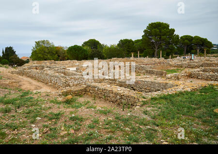 Les visiteurs dans les ruines de l'ancienne ville romaine à Empúries Site Archéologique (Ampurias, La Escala, Alt Empordà, Gérone, Espagne) Banque D'Images