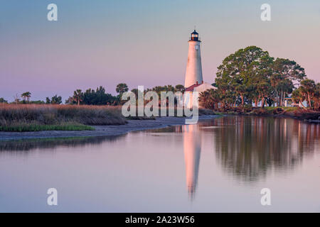 Phare de Saint-Marc reflété dans une louange à l'aube, refuge National de la faune de Saint-Marc, Floride, États-Unis Banque D'Images