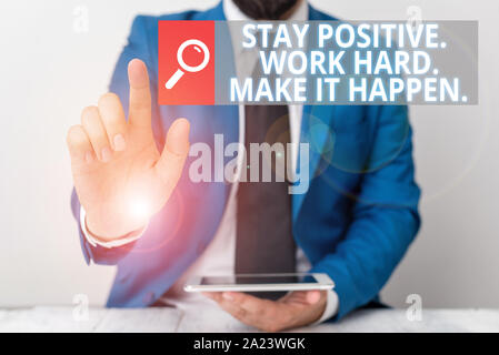 L'écriture note indiquant rester positif Travailler dur le faire se produire. Concept d'affaires pour l'inspiration de la motivation de l'attitude face à Banque D'Images