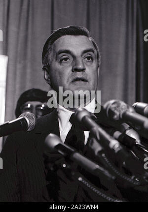 Washington DC, USA, le 15 février 1984 Washington DC, USA, le 15 février 1984, l'ancien Vice-président Walter Mondale candidat présidentiel démocratique participe à une collecte de fonds rally au siège de maintenant. Il est accompagné de l'actuel président Judy Goldsmith et sénatrice Barbara Mikulski démocrate du Maryland Banque D'Images