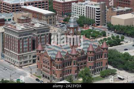 Vue de dessus de l'ancien palais de justice du comté de Dallas, affectueusement connue localement sous le nom de l'ancien palais rouge, maintenant un musée au centre-ville de Dallas, Texas Banque D'Images