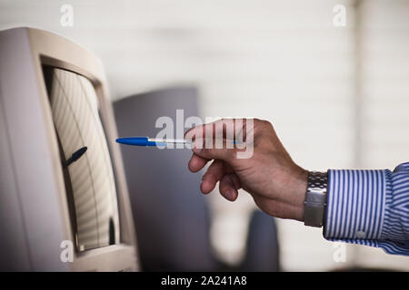 Portrait d'une main pointant vers un moniteur. Banque D'Images