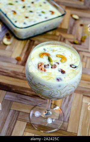 Délicieux Semiya Payasam / Kheer vermicelles dans un verre ballon garni de raisins secs, de cardamome et de noix de cajou. Banque D'Images