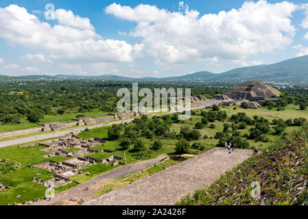 Vue aérienne de l'Avenue des Morts et pyramide de la Lune. Teotihuacan, Mexique Banque D'Images