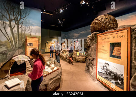 Les visiteurs du Musée du Désert Haut de Bend, Oregon, explorer les pièces à l'enseignement de la vie de plateau repas Américains indigènes. Banque D'Images