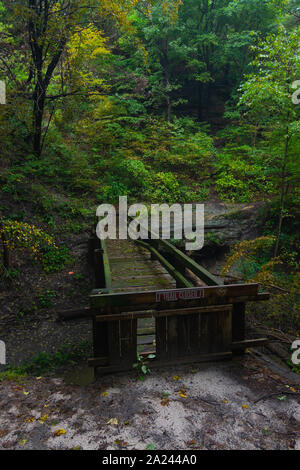 Trail closed sign sur pont de bois. Starved Rock State Park, Illinois, États-Unis Banque D'Images