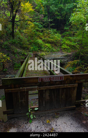 Trail closed sign sur pont de bois. Starved Rock State Park, Illinois, États-Unis Banque D'Images