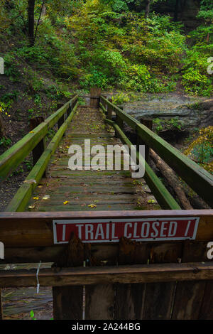 Trail closed sign sur pont de bois. Starved Rock State Park, Illinois, États-Unis Banque D'Images