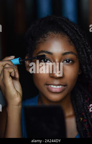 Jeune femme noire l'application constituent, Cali, Colombie Banque D'Images