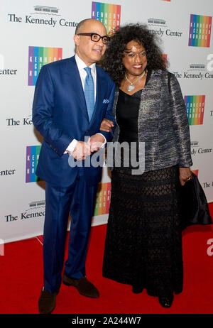 ***PHOTO*** Grammy award-winning cantatrice Jessye Norman est décédé. Jessye Norman et Darren Walker arrivent pour le dîner officiel de l'artiste en l'honneur des lauréats du Kennedy Center Honors 2014 organisé par le secrétaire d'État américain John F. Kerry au département d'État des États-Unis à Washington, DC, le samedi 6 décembre 2014. Les lauréats 2014 sont : la chanteuse Al Green, l'acteur et réalisateur Tom Hanks, ballerine Patricia McBride, Sting, auteur-compositeur-interprète et comédienne Lily Tomlin. Credit : Ron Sachs/piscine par CNP /MediaPunch Banque D'Images