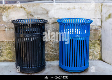 Poubelles de couleur à Chicago Banque D'Images